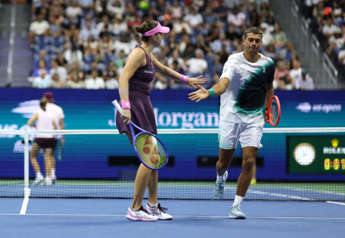 Belinda Bencic and Flavio Cobolli exchanging high-fives.