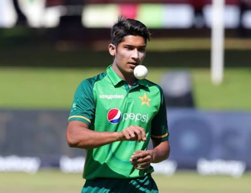 Pakistan fast bowler Mohammad Hasnain delivering at high speed.