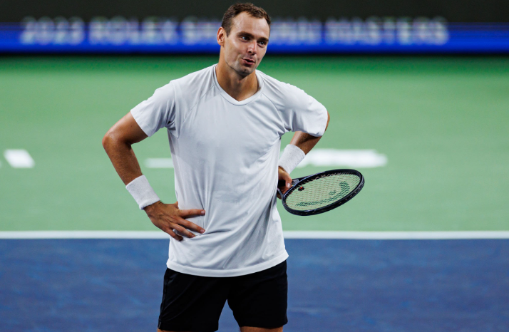 Roman Safiullin brings heavy baseline firepower to the opening round.