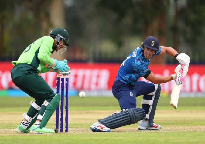 England's bowlers maintained immense pressure throughout Pakistan's second-innings chase.