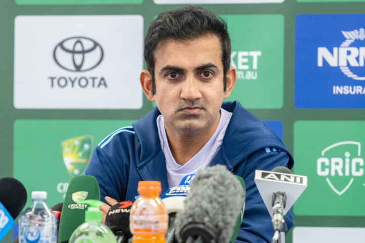 Head Coach Gautam Gambhbir leads tactical workload discussions.