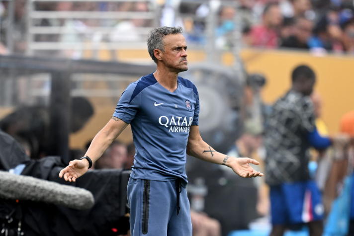 Manager Luis Enrique inspects play from the sidelines at Parc des Princes.
