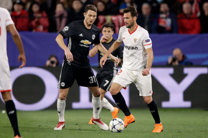 Midfield battle during the Sevilla vs Manchester United knockout fixture.