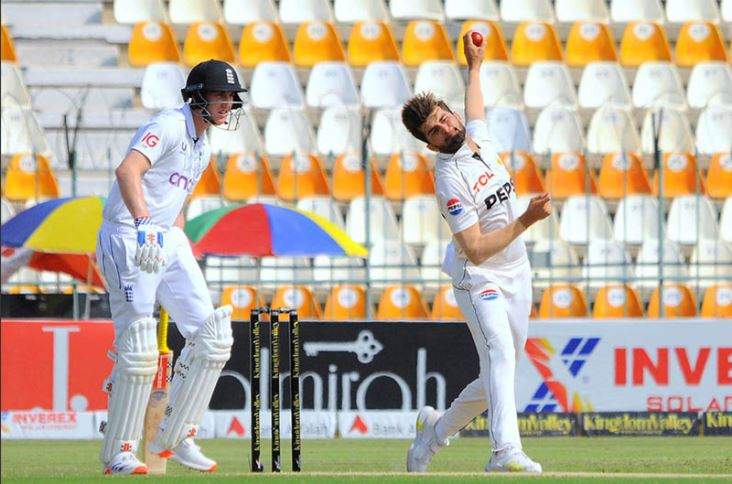 Pakistan's pace attack struggled to finish off England's lower order.