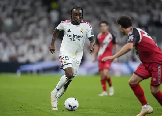 Real Madrid battling Rayo Vallecano in midfield at the Bernabéu