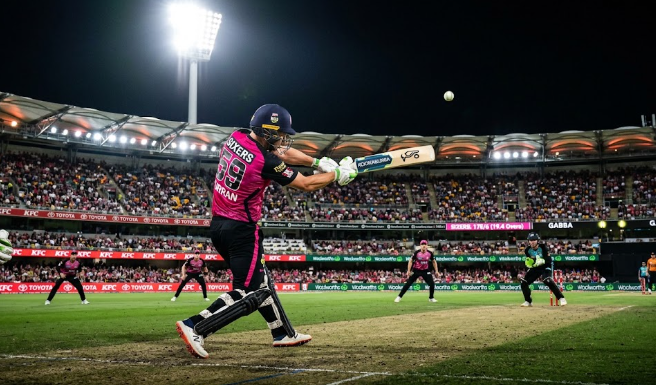 Tom Curran sign for the Brisbane Heat BBL 2026-27 season