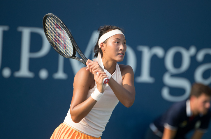 Zheng Qinwen preparing her backhand return during her round-of-16 victory on Arthur Ashe Stadium